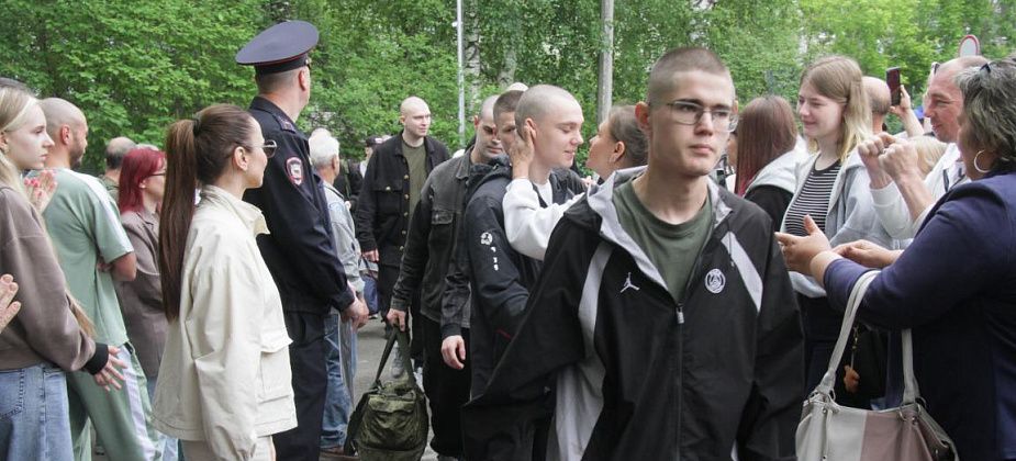 На службу в армию из Серова отправили 16 призывников