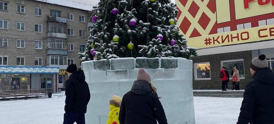 У центра досуга "Родина" появилась новогодняя елка. Будут еще горки для детворы