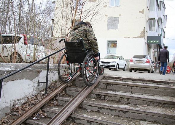 В Серове на ремонт лестницы на тротуаре по улице Ленина выделено 858 тысяч рублей. Обустроят пандус