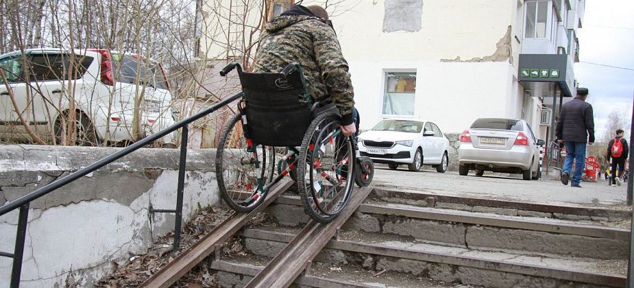 В Серове на ремонт лестницы на тротуаре по улице Ленина выделено 858 тысяч рублей. Обустроят пандус