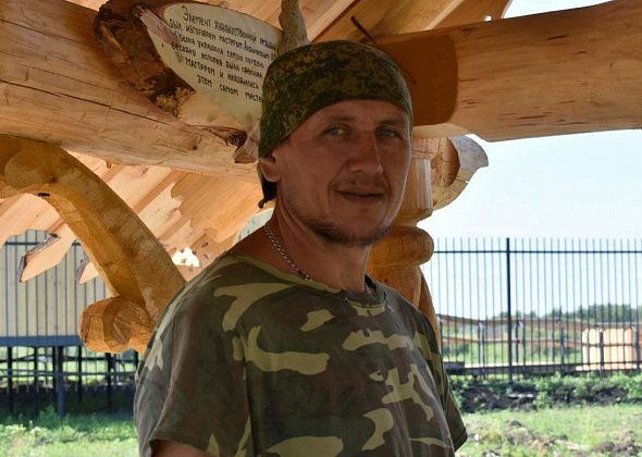 Бывший кинолог гаринской колонии вырезает скульптуры из дерева и пишет картины