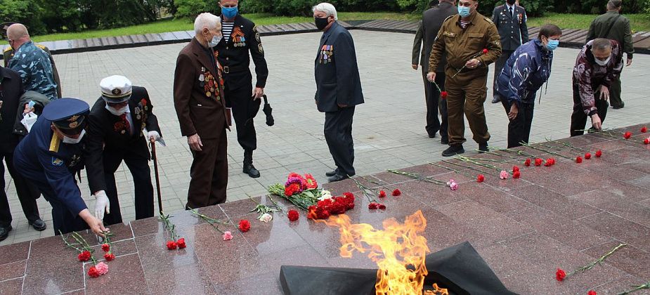 В Серове возложили цветы к Вечному огню и стеле "Скорбящая мать"