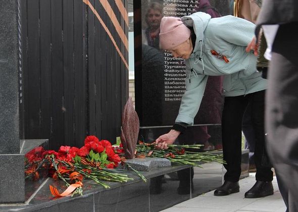Серовчане возложили цветы к мемориалу в честь медиков-фронтовиков