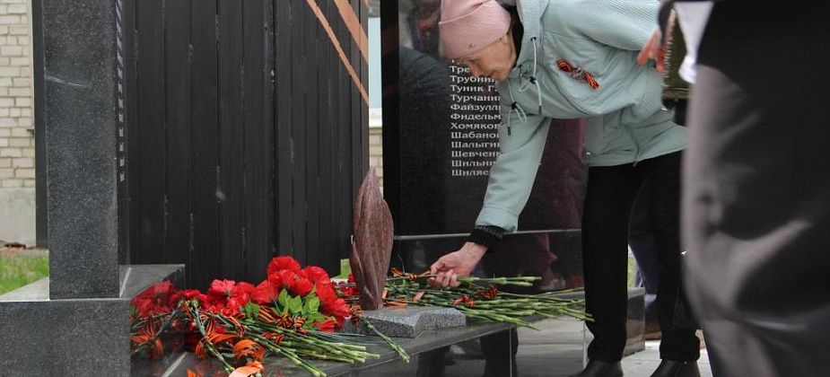 Серовчане возложили цветы к мемориалу в честь медиков-фронтовиков