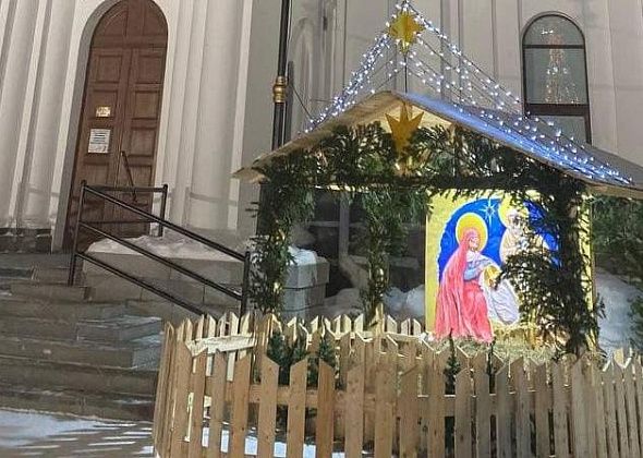 На Преображенской площади в Серове построен рождественский вертеп