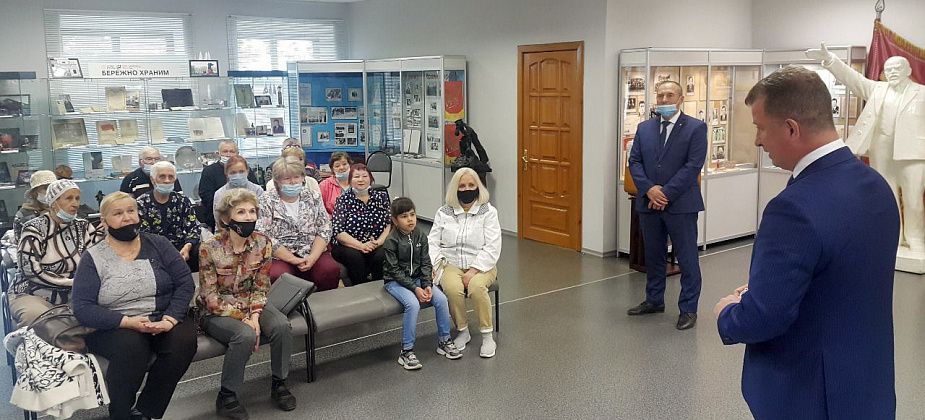Серовчанам, которые вакцинировались от коронавируса, начали вручать значки