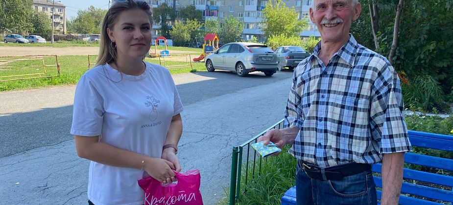 Дворник вернул серовчанке найденные банковские карты