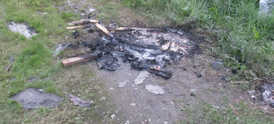В Серове мужчины убили собутыльника, подожгли его тело и пытались убить свидетеля. Подробности истории с обгоревшим телом, найденным в гаражах