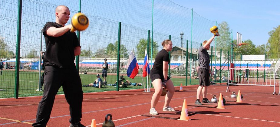В Серове тягали гири 15-летняя школьница, 81-летний пенсионер и еще 9 спортсменов