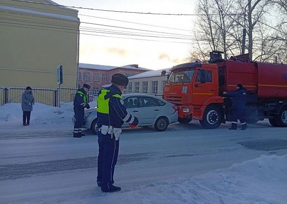 На проспекте Серова столкнулись «КамАЗ» и «Гранта»