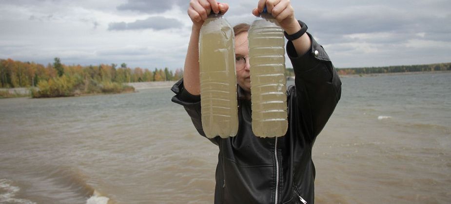 Журналисты "Глобуса" отобрали пробу воды с Киселевского водохранилища и передали в серовский Роспотребнадзор