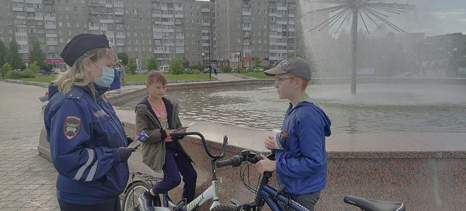 Инспекторы по пропаганде ГИБДД провели акцию на Преображенской площади Серова