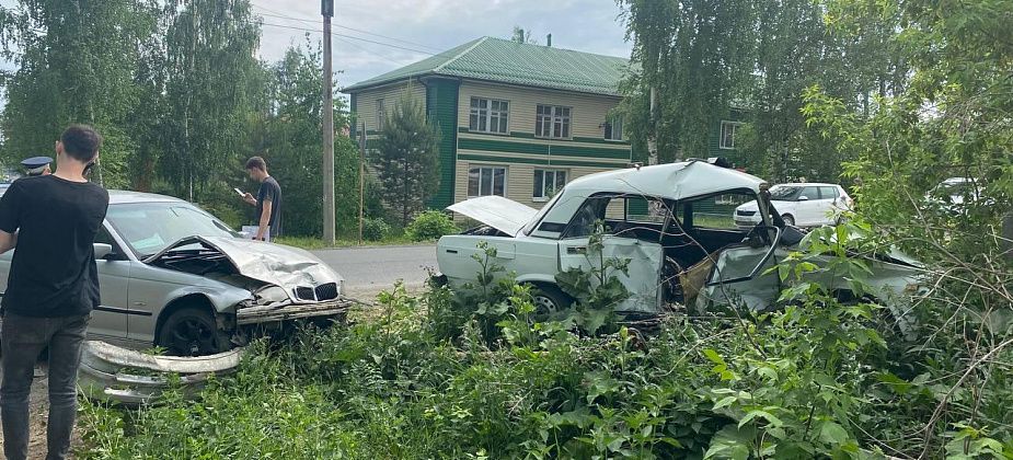 В Серове столкнулись ВАЗ и BMW. Пострадал пассажир ВАЗа