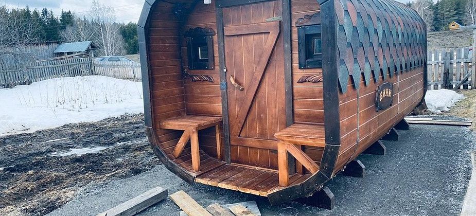 "Серовавтодор" купил баню, а мэр Василий Сизиков подарил ее пенсионеру