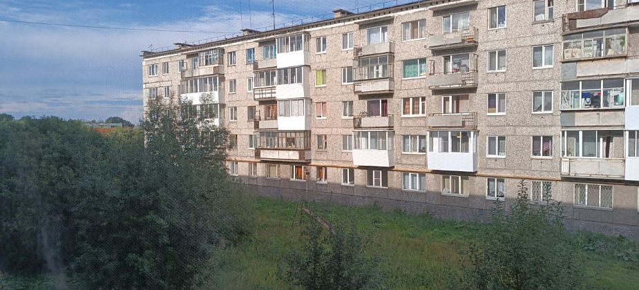 В Серове с пятого этажа выпал подросток