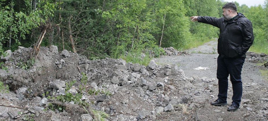 Время поднимать “камни”... “Черные копатели” изрыли грунтовую дорогу у речки Тетерька. В поисках феррохрома?