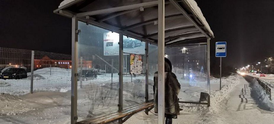 В Серове разбита очередная остановка из стекла и металла. В 2018 году в нее въехал автомобиль