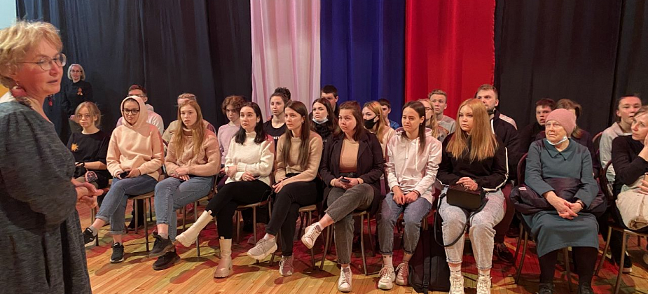 “Нашими голосами”: в доме культуры железнодорожников Серова читали произведения о Великой Отечественной 
