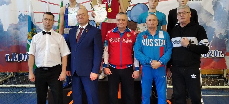 Юный серовский боксер Максим Санников завоевал путевку на первенство Уральского федерального округа 