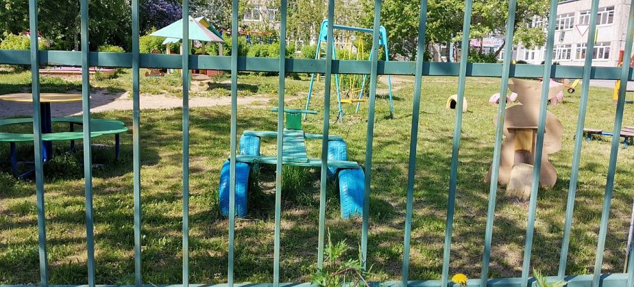 Серовчан интересует, кто вывезет покрышки с территории детских садов? 