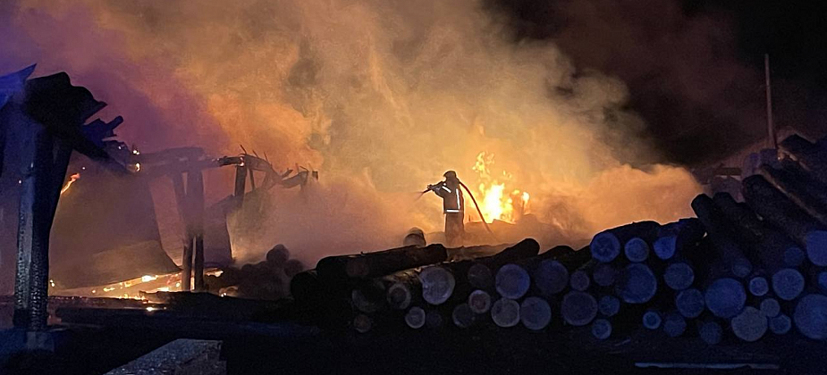 На лесопилке в Завокзальном произошел пожар на площади 150 квадратных метров
