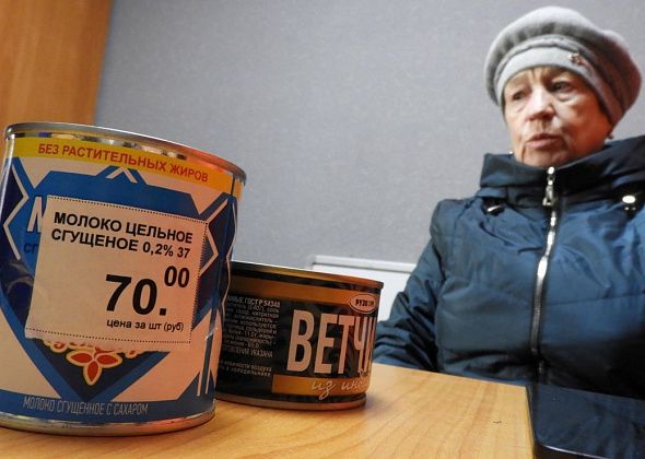 «Думала, подарок к 9 Мая». 96-летней жительнице Карпинска принесли пенсию и навязали консервы