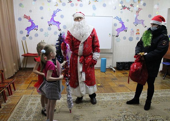 В Серове полицейский Дед Мороз и общественники поздравили детей с Новым годом