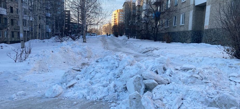 В Серове подходы к тротуару на «Сиреневом бульваре», по которому ездят автомобили, засыпали снегом