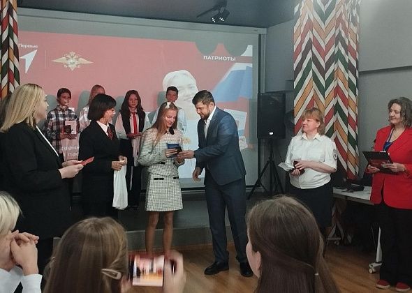 В День Конституции юным серовчанам торжественно вручили паспорта 