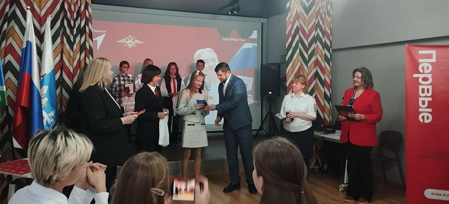 В День Конституции юным серовчанам торжественно вручили паспорта 