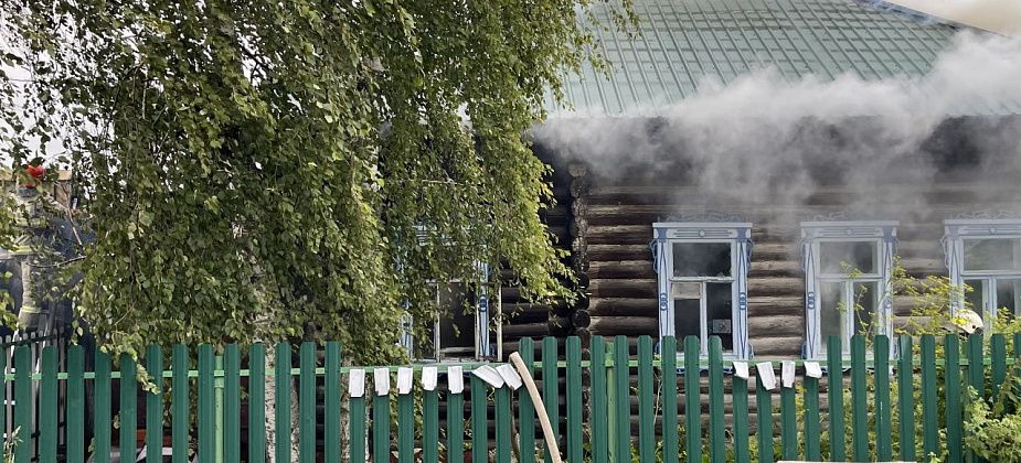 При пожаре в Серове пострадал хозяин частного дома