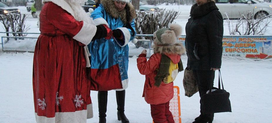 Дед Мороз и Снегурочка порадовали серовчан подарками