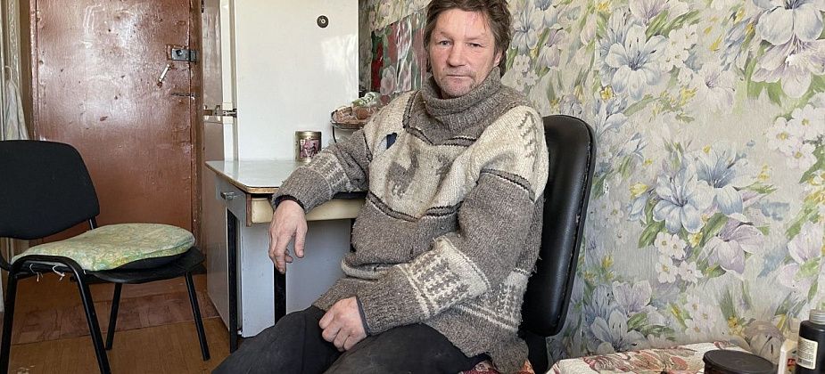 "Что помешало? Алкоголь помешал". Безногий серовчанин, которого подожгли дети, рассказал о жизни