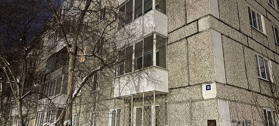 Серовчане пожаловались на утечку горячей воды в подвале в многоэтажке. "Управляшка" говорит, что все починила