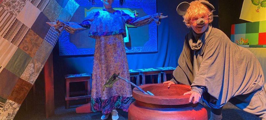 В Серовском театре драмы прошел предпремьерный показ детского спектакля  “Сказочки из-под лавочки”