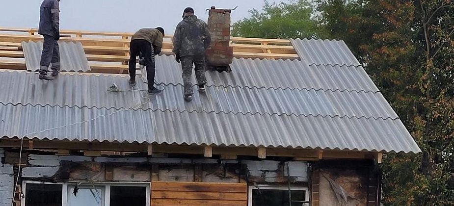“С миру по копеечке и новая крыша появилась”. Серовские погорельцы восстановили сгоревшую крышу барака