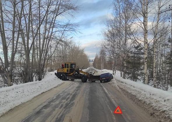 ВАЗ и грейдер не поделили дорогу в Серове