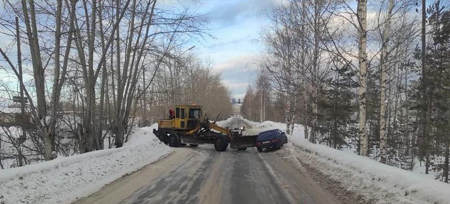 ВАЗ и грейдер не поделили дорогу в Серове