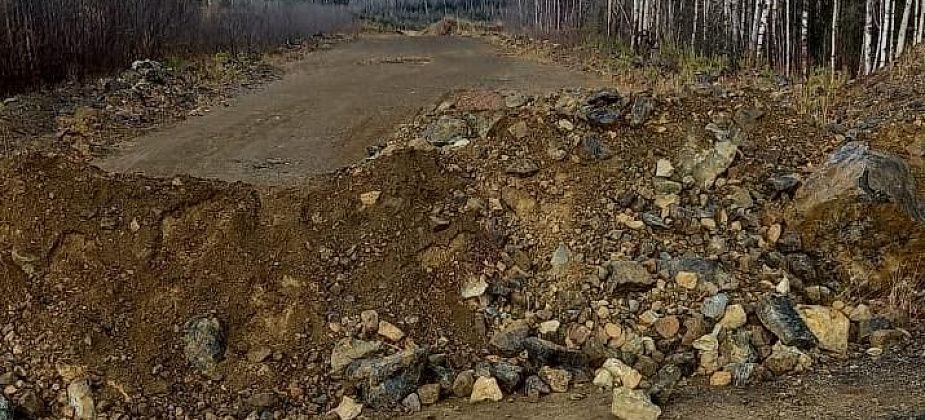 Проезд к карьеру бывшего «Серовского рудника» ограничили, но не до конца. А мусор не вывезли