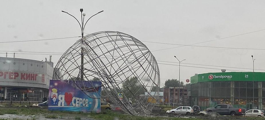 В Серове ветром и ливнем снесло юбилейный шар "на кольце"