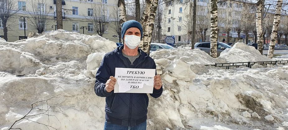 Лидер серовских коммунистов вышел на одиночный пикет – требует допустить общественность до замеров мусора