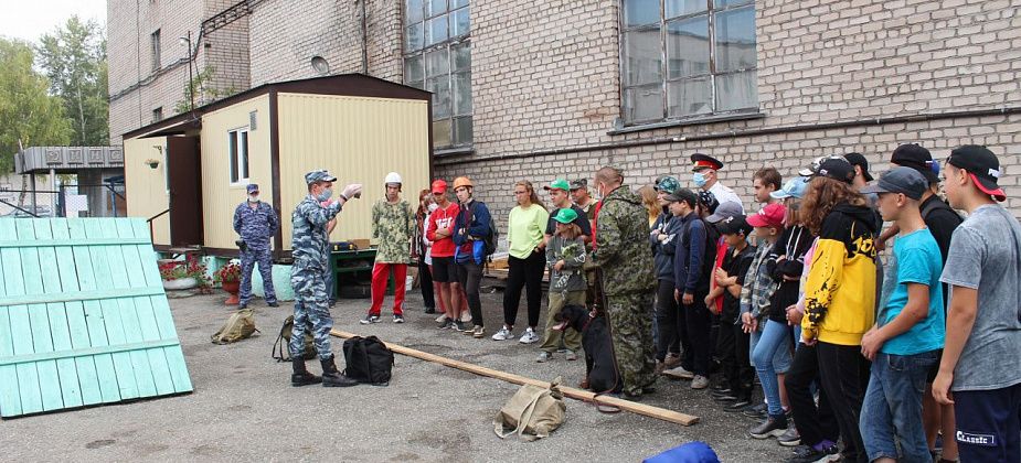 Для воспитанников военно-патриотических клубов «Молодая Гвардия» и «Монолит» организовали экскурсию в отдел полиции Серова