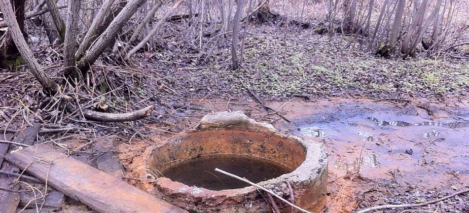 Серовский "Сигнал" ведет работы по очистке коллекторов в районе улицы Каквинской. Местные жители жаловались на затопленные огороды