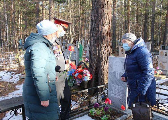 Полицейские Серова проведали вдов сотрудников, погибших при исполнении