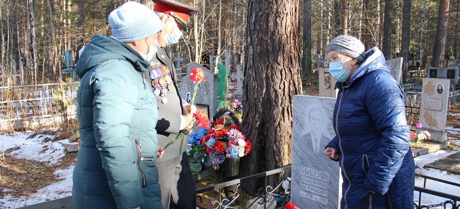 Полицейские Серова проведали вдов сотрудников, погибших при исполнении
