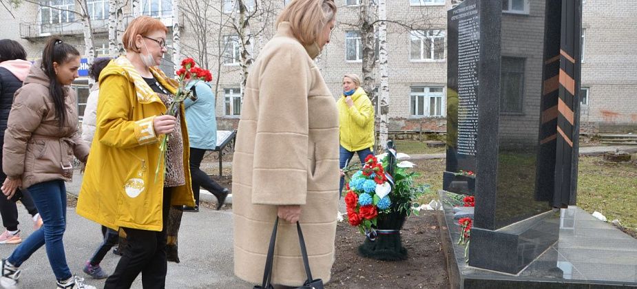 Серовские медики возложили цветы к мемориальному комплексу памяти медработников