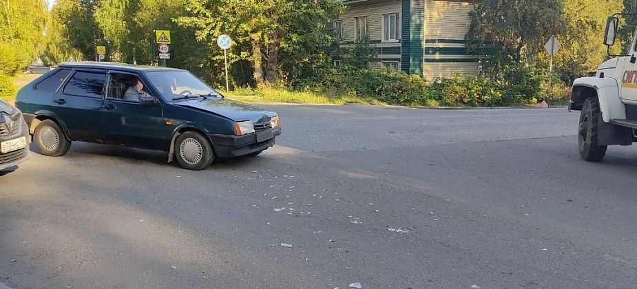 В Серове на перекрестке столкнулись ВАЗ-2109 и Nissan