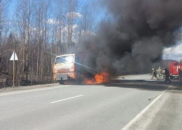 На трассе под Серовом горел грузовик дорожной службы