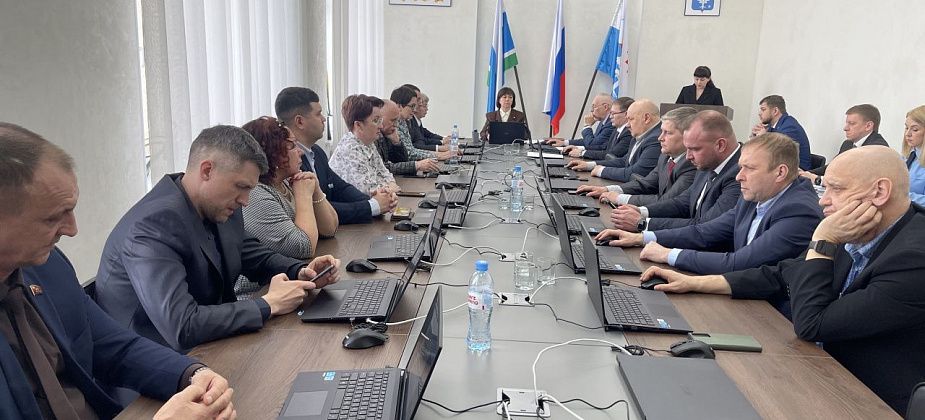 Дума Серова удостоила наград учителя-логопеда и заводчанку