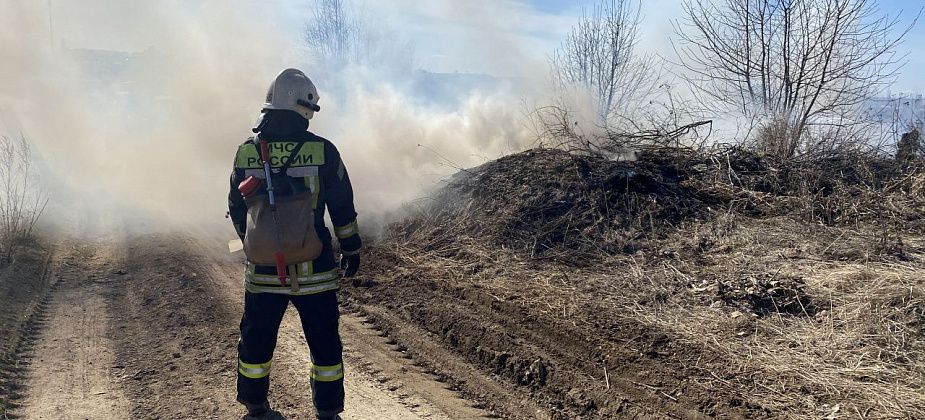 В майские праздники в Серове дважды горела трава